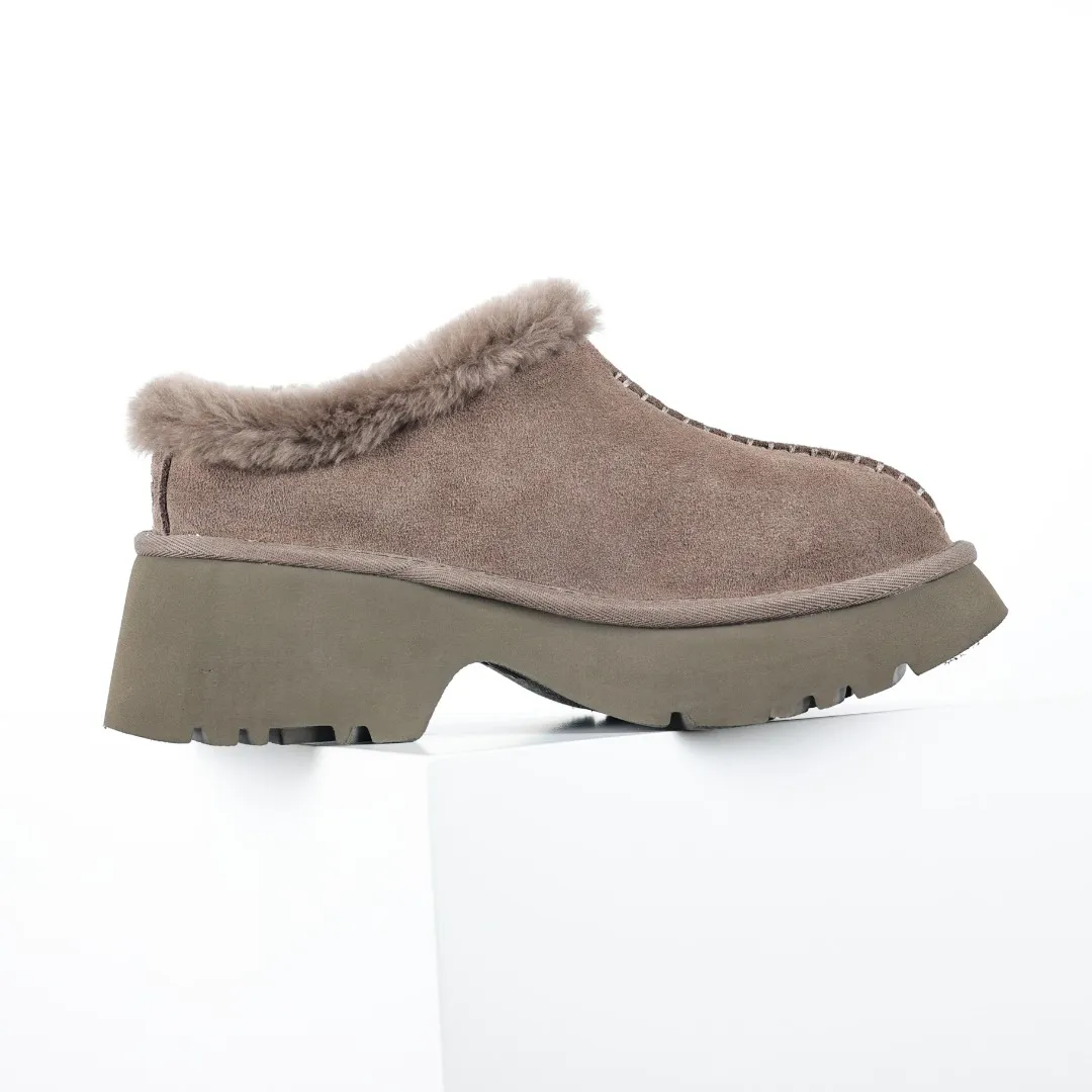 Pick up locally 💰560 Core recommended good price It is a very suitable choice for home use. In recent years, uug has launched a series of styles, which are partially geared towards the preferences of young consumers and have also moved to the forefront of fashion trends. Shoe body material: water-repellent coated suede upper, 17 mm UGGPURE™ implantable wool insole, lightweight non-slip and comfortable rubber outsole, with brand LOGO and trademark, with full packaging Size: 35 36 37 38 39 40